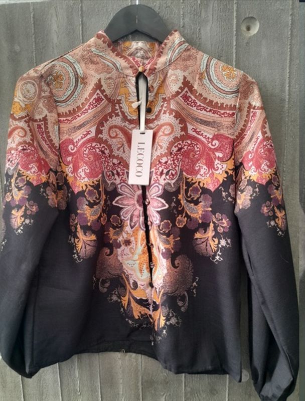 Lecoco bluse sort og burgunder 
